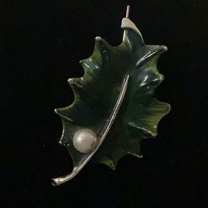 Gerry’s VINTAGE METAL LEAF BROOCH W/faux pearl